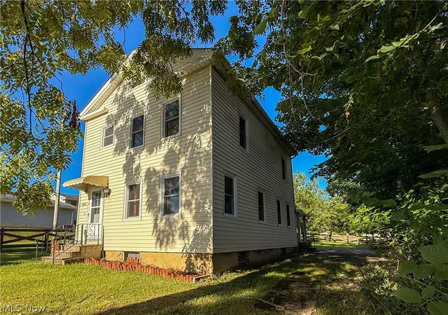 Photo 2 of Single family home for sale at 323 S Huntington St, Medina, OH 44256 | MLS# 5214234 | Listing updated on 2026-08-27