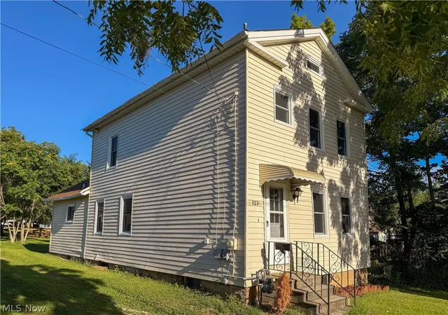 Photo 3 of Single family home for sale at 323 S Huntington St, Medina, OH 44256 | MLS# 5214234 | Listing updated on 2026-09-19