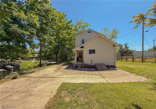 Photo 4 of Single family home for sale at 323 S Huntington St, Medina, OH 44256 | MLS# 5214234 | Listing updated on 2026-09-19