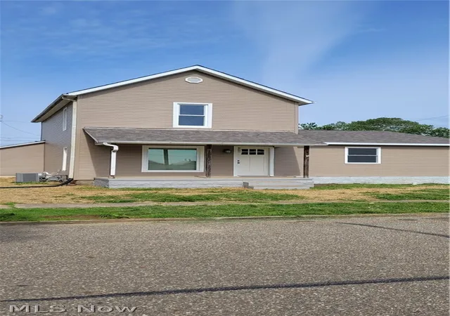 Homes for sale in Newcomerstown, OH | 424 Tuscarawas Ave, Newcomerstown, OH 43832 | MLS# 5212090