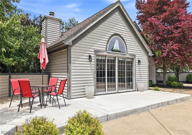2nd image of 347 N Bayshore Dr, Columbiana, OH 44408