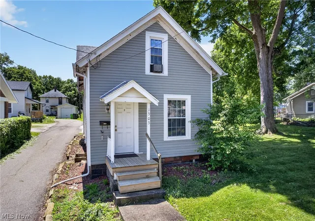 1st image of 1303 Tremont Ave Sw, Massillon, OH 44647 | MLS# 5214557
