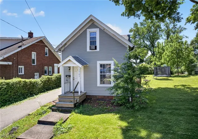 2nd image of 1303 Tremont Ave Sw, Massillon, OH 44647 | MLS# 5214557