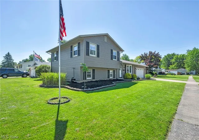 3rd image of 127 Edgefield Dr, Elyria, OH 44035 | MLS# 5214311