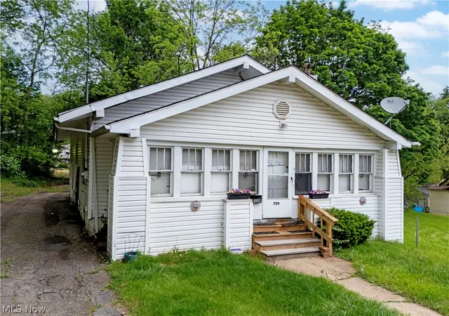 Photo 4 of Single family home for sale at 709 Longview Ave, Akron, OH 44307 | MLS# 5213524 | Listing updated on 2026-08-24