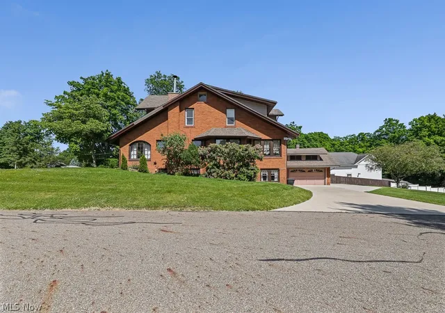 Photo 3 of Sale Pending at 231 E Milton St, Alliance, OH 44601 | MLS# 5213075 | Listing updated on 2026-09-15