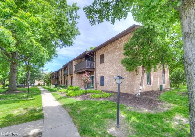 Homes for sale in Middleburg Heights, OH | 16430 Heather Ln #204, Middleburg Heights, OH 44130 | MLS# 5212847