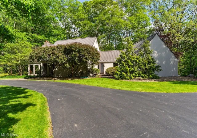Photo 2 of Single family home for sale at 2941 Howland Wilson Rd NE, Warren, OH 44484 | MLS# 5214863 | Listing updated on 2026-07-16