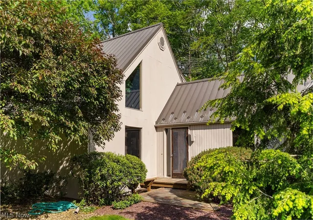 Photo 3 of Single family home for sale at 2941 Howland Wilson Rd NE, Warren, OH 44484 | MLS# 5214863 | Listing updated on 2026-07-16