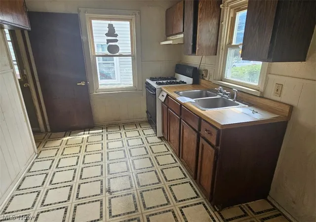Photo 3 of Sale Pending at 1620 Sandwith Ave SW, Canton, OH 44706 | MLS# 5215355 | Listing updated on 2026-06-17
