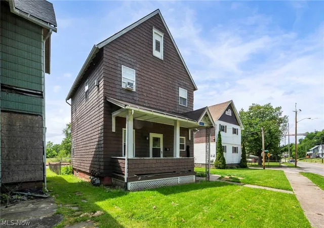 2nd image of 1206 Lawrence Rd Ne, Canton, OH 44705 | MLS# 5215513