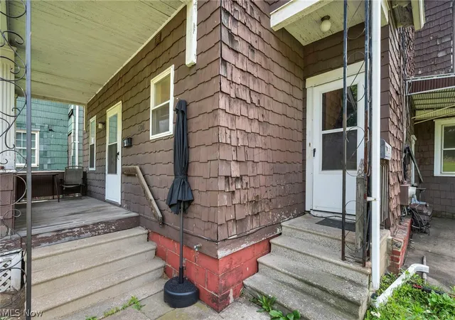 3rd image of 1206 Lawrence Rd Ne, Canton, OH 44705 | MLS# 5215513
