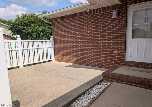 Listing Photo 4 - Condo for sale in building located at 202 Greenbriar Ln, Dalton, OH 44618