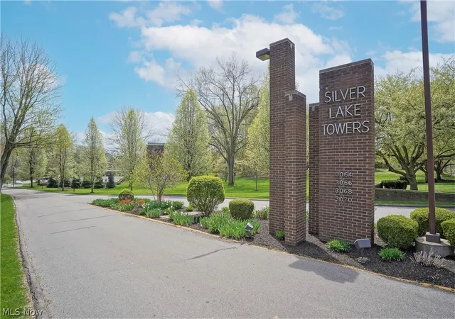 Homes for sale in Stow, OH | 3068 Kent Road, Stow, OH 44224 | Houzeo
