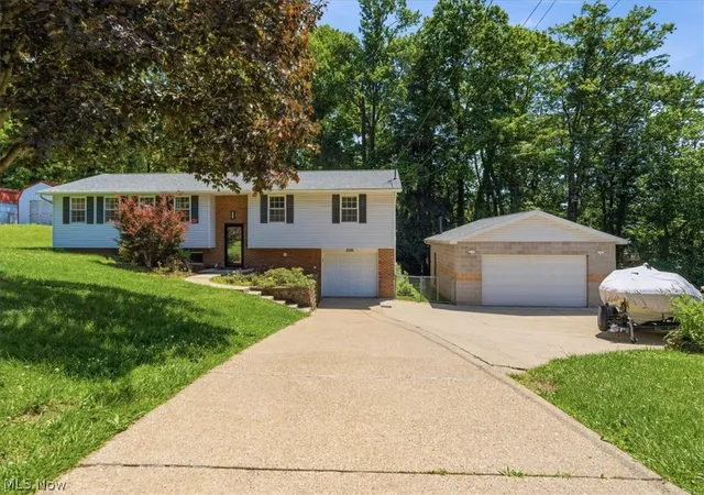 Homes for sale in Parkersburg, WV | 2098 Meadowview Dr, Parkersburg, WV 26104 | MLS# 5215470