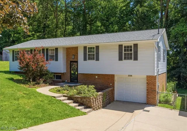 Homes for sale in Parkersburg, WV | 2098 Meadowview Dr, Parkersburg, WV 26104 | MLS# 5215470