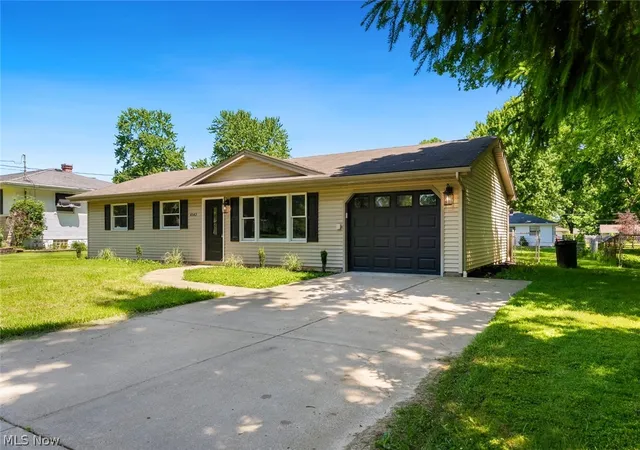 3rd image of 4542 Plumbrook Dr, Canfield, OH 44406 | MLS# 5209401
