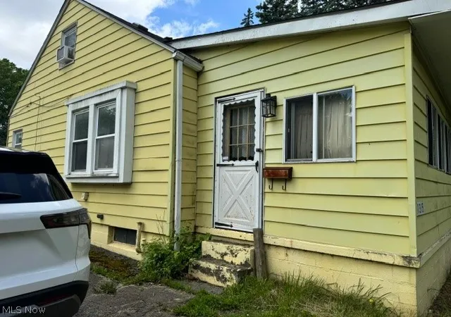 Homes for sale in Youngstown, OH | 1315 Crumrine St, Youngstown, OH 44505 | MLS# 5216232