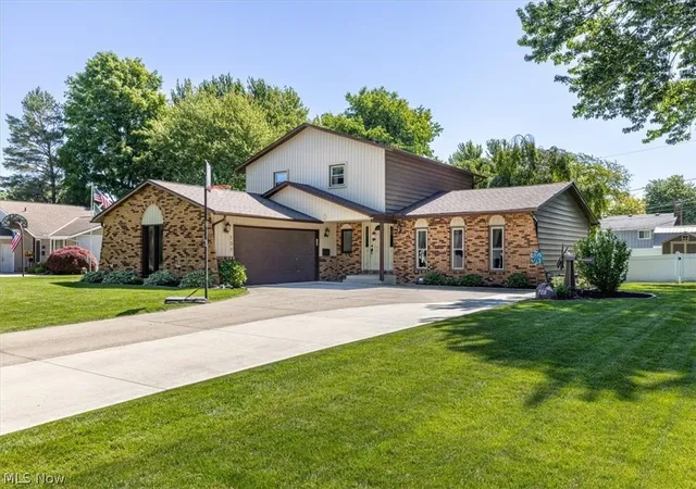 Homes for sale in Amherst, OH | 709 Oakhurst Dr, Amherst, OH 44001 | MLS# 5216349