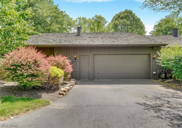 Homes for sale in Aurora, OH | 455 Meadowview Dr, Aurora, OH 44202 | MLS# 5216480