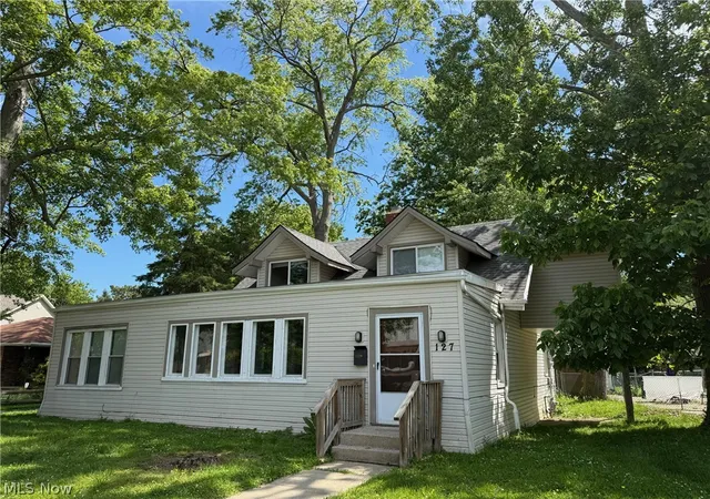 1st image of 127 E 270th St, Euclid, OH 44132 | MLS# 5215517