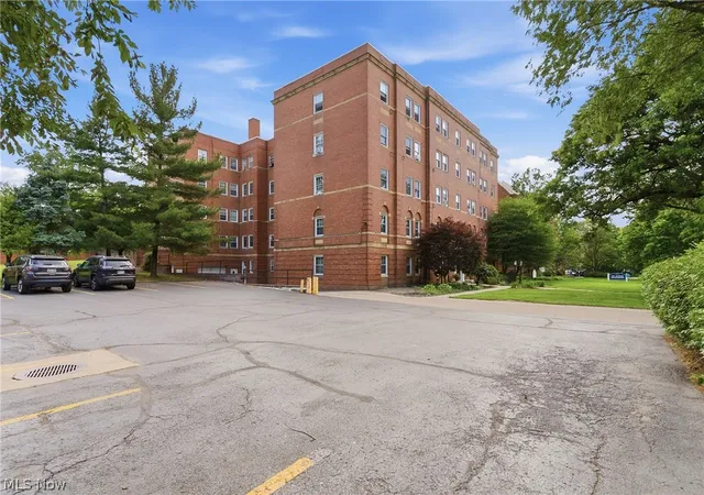 Listing Photo 2 - Condo for sale in building located at 15820 Van Aken Blvd, Shaker Heights, OH 44120 - Unit #507