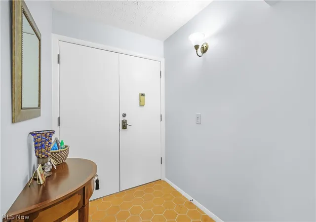 2nd image of 186 Court Dr #105, Fairlawn, OH 44333 | MLS# 5214092