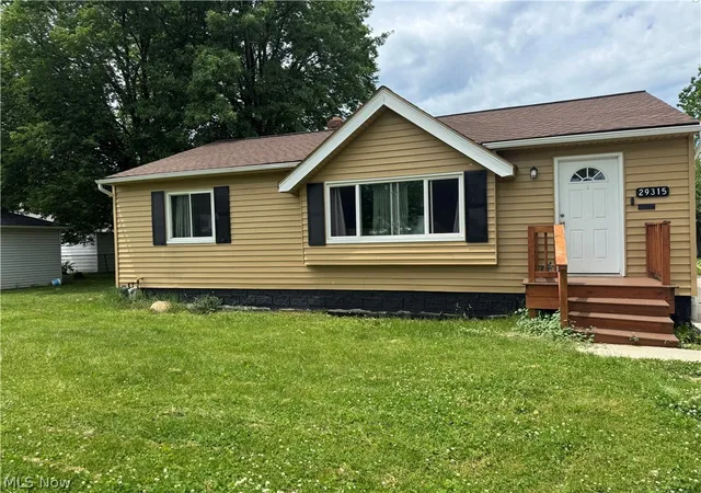 Homes for sale in Willowick, OH | 29315 Fairway Blvd, Willowick, OH 44095 | MLS# 5216731