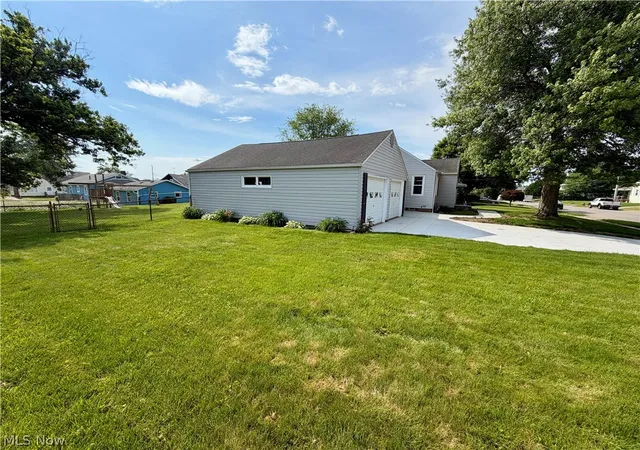 Photo 3 of Sale Pending at 2624 Ellis Ave Ne, Canton, OH 44705 | MLS# 5216598 | Listing updated on 2026-10-01