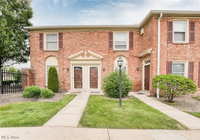2nd image of 2398 Arlington Dr, Lyndhurst, OH 44124 | MLS# 5217037