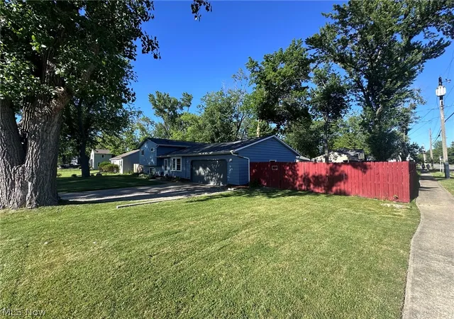 3rd image of 693 Hollywood Ave, Sheffield Lake, OH 44054 | MLS# 5217033