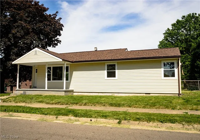 Photo 2 of Single family home for sale at 943 Erskine Ave, Akron, OH 44306 | MLS# 5217266 | Listing updated on 2026-08-18