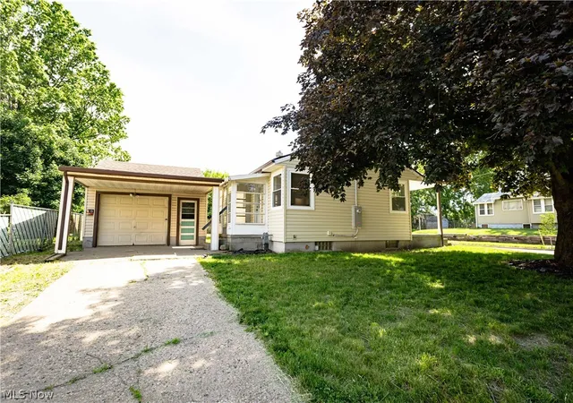 Photo 3 of Single family home for sale at 943 Erskine Ave, Akron, OH 44306 | MLS# 5217266 | Listing updated on 2026-08-18