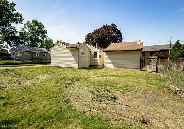 Photo 3 of Single family home for sale at 943 Erskine Ave, Akron, OH 44306 | MLS# 5217266 | Listing updated on 2026-08-18