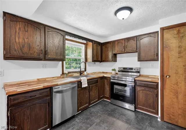 Photo 2 of Single family home for sale at 7926 Price Schaffer Rd, Hubbard, OH 44425 | MLS# 5215251 | Listing updated on 2026-10-01
