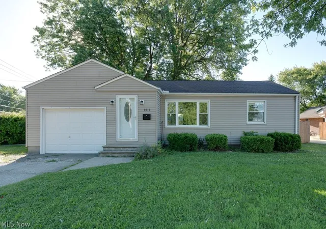 Homes for sale in Eastlake, OH | 1211 Jakse Dr, Eastlake, OH 44095 | MLS# 5217423