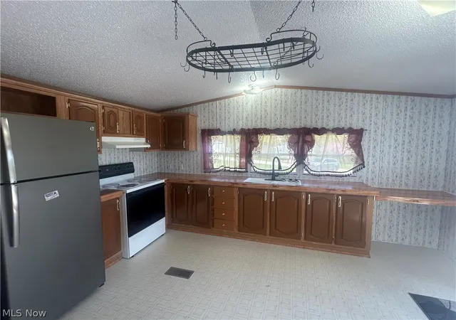 Homes for sale in Zanesville, OH | 495 S Pleasant Grove Cir, Zanesville, OH 43701 | MLS# 5203475