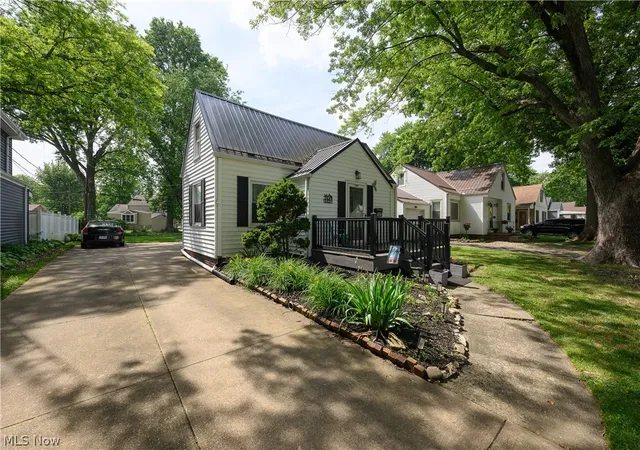 Homes for sale in North Canton, OH | 1421 Castlewood Ave Sw, North Canton, OH 44720 | MLS# 5217559