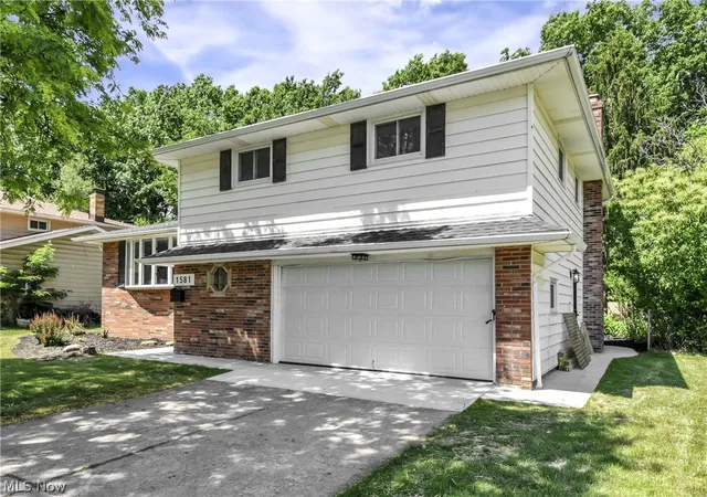 Photo 2 of Single family home for sale at 1581 N Cir View Dr, Independence, OH 44131 | MLS# 5217547 | Listing updated on 2026-08-27