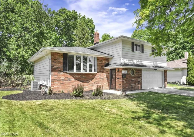 Photo 3 of Single family home for sale at 1581 N Cir View Dr, Independence, OH 44131 | MLS# 5217547 | Listing updated on 2026-08-27