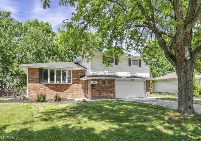 Photo 3 of Single family home for sale at 1581 N Cir View Dr, Independence, OH 44131 | MLS# 5217547 | Listing updated on 2026-08-27