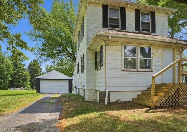 Photo 2 of Single family home for sale at 2453 Eddie St, Youngstown, OH 44509 | MLS# 5217742 | Listing updated on 2026-07-10