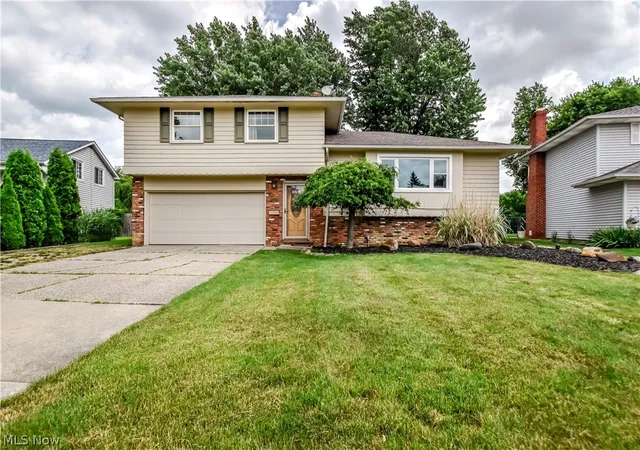 Homes for sale in Eastlake, OH | 36388 Sunset Dr, Eastlake, OH 44095 | MLS# 5216743