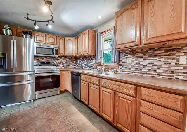 Homes for sale in Eastlake, OH | 36388 Sunset Dr, Eastlake, OH 44095 | MLS# 5216743