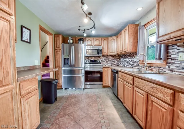 Homes for sale in Eastlake, OH | 36388 Sunset Dr, Eastlake, OH 44095 | MLS# 5216743