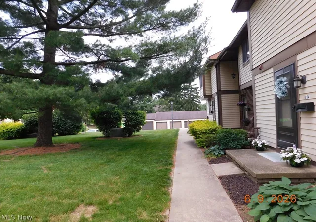 2nd image of 934 Hampton Ridge Dr, Akron, OH 44313