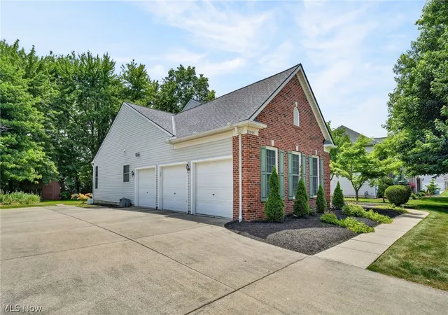 Homes for sale in Avon, OH | 33999 Hickory Ct, Avon, OH 44011 | MLS# 5217610