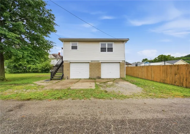 Homes for sale in Belpre, OH | 1010 1/2 Poplar Ave, Belpre, OH 45714 | MLS# 5217246