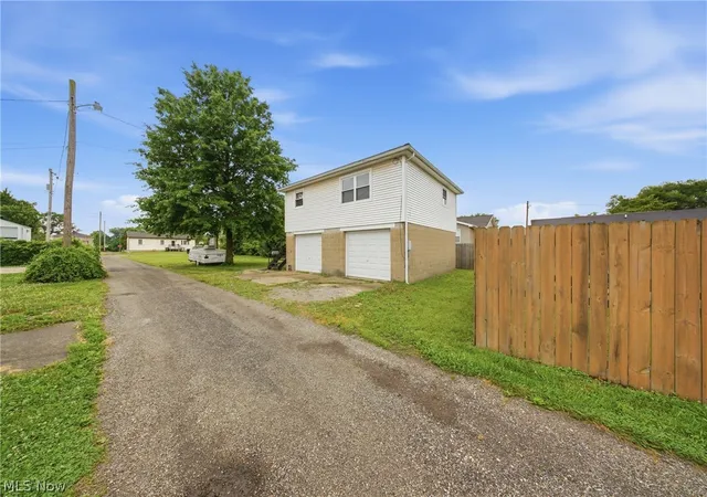Homes for sale in Belpre, OH | 1010 1/2 Poplar Ave, Belpre, OH 45714 | MLS# 5217246