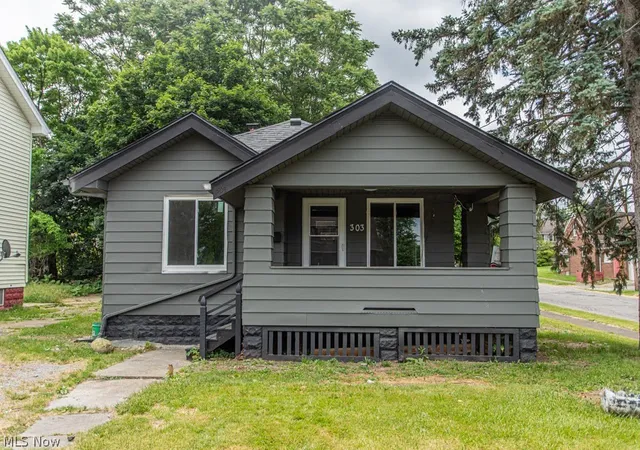 1st image of 303 E Ravenwood Ave, Youngstown, OH 44507 | MLS# 5218410